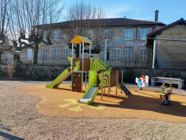 Aire de jeux enfants centre village 2